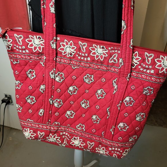 Vera Bradley Quilted Purse, Red, Black & Cream Floral Pattern. Front Flap Pocket - Picture 4 of 10